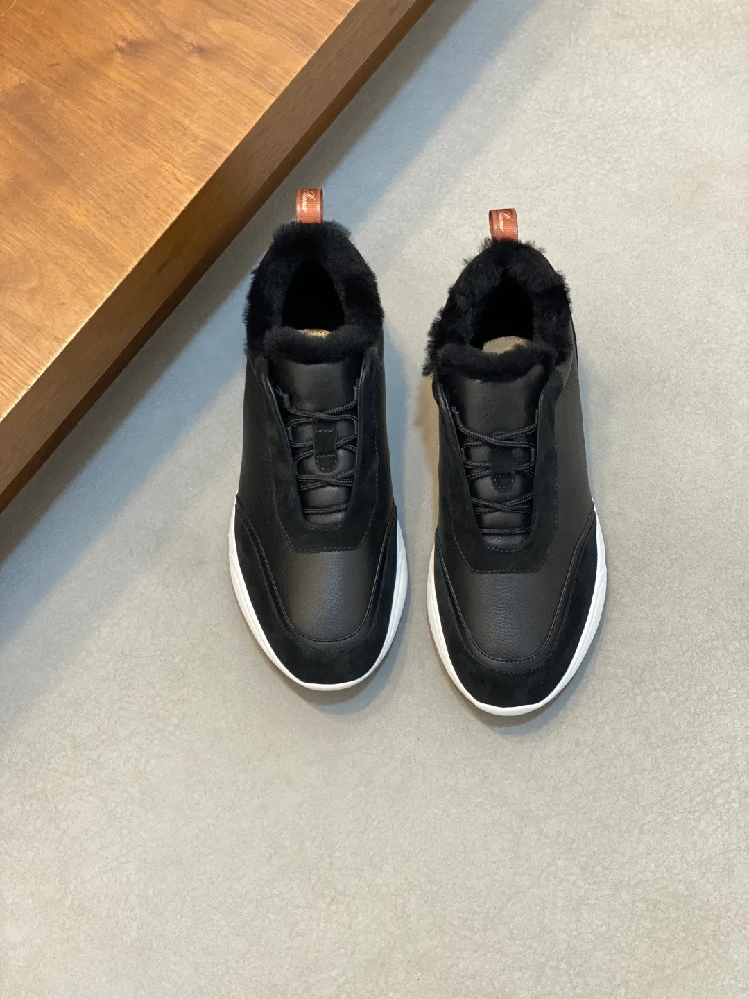 Men's shoes 💰840 Winter LoroPiana WeekendWalk men's wool warm sneakers! Specially designed wool warm shoes for men! This WeekEndWalkEvo casual shoe reinterprets the WeekEnd casual shoe with a design that combines the characteristics of running shoes and walking shoes. An improved version of the classic shoe style in the autumn/winter series, the shoe body is made of fleece cotton blend with a slight elasticity to ensure that the upper part of the shoe is covered and fitted. The narrow silhouette in the middle and the warmth of the integrated fur lining make the shoes comfortable and practical to wear. The shoe details, combined with the lightweight rubber sole with ridged edges, add a sporty feel to the shoe. Kummel rubber sole with stitching and ultra-light technical material sole: This design structure helps distribute weight properly and improve shock absorption. Raised edges on the sole ensure traction and stability during walking. Body: 97% cotton, 3% spandex lining. Wool sole rubber! Size: 39/40/41/42/43/44 (45.46 customized) standard leather shoe size original box package